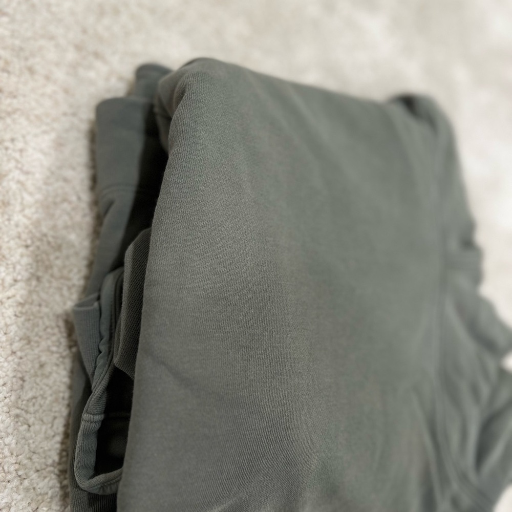 LULULEMON Men’s sweatshirt